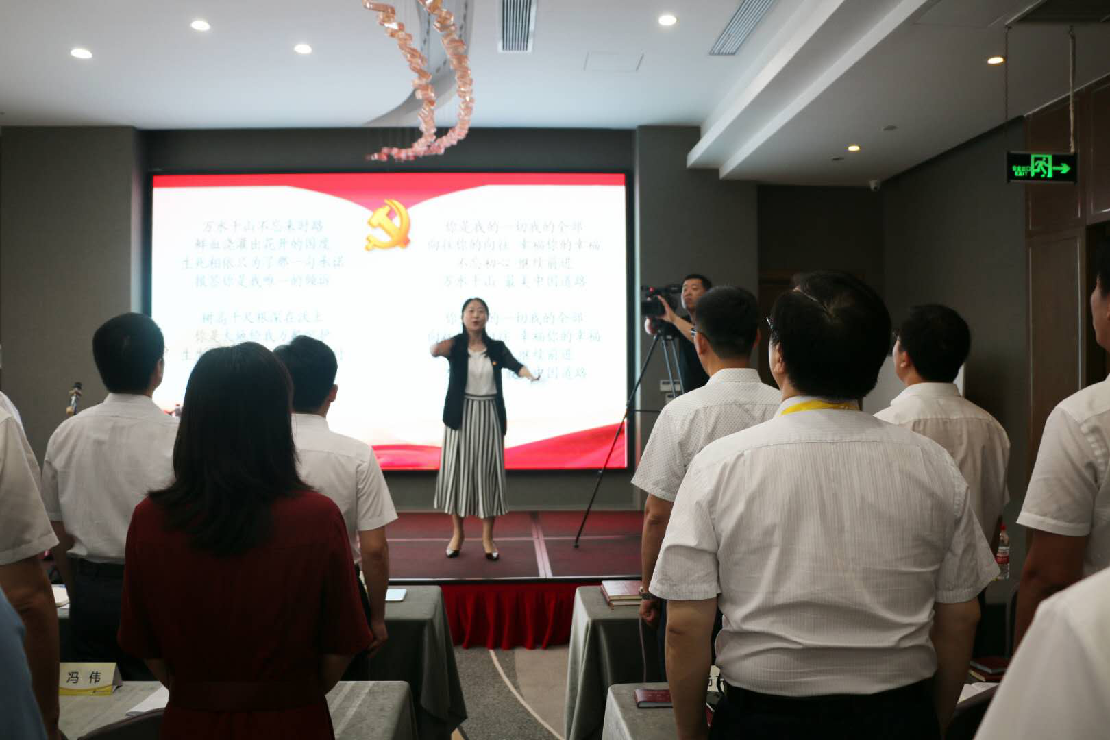青岛市赴深圳体悟实训干部主题教育中学员合唱